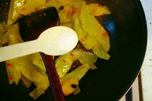 莴笋青蒜炒红肠的做法图解5