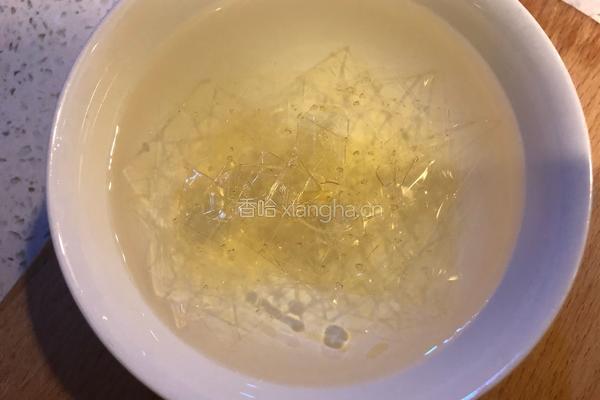 草莓奶冻的做法图解1