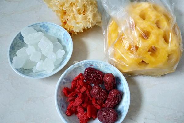 菠萝银耳羹的做法图解1