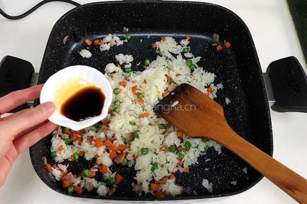 鲜虾菠萝炒饭的做法图解8