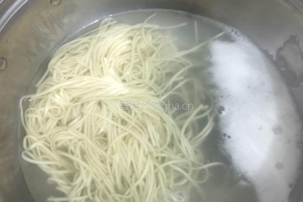 五分钟煮酸汤鲜肉面的做法图解2