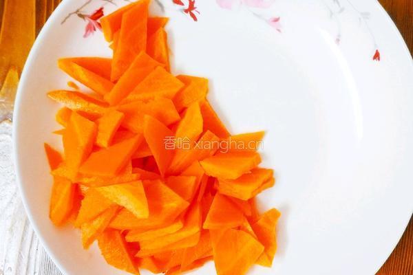 胡萝卜炒西蓝花的做法图解2
