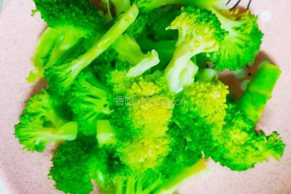 胡萝卜炒西蓝花的做法图解5