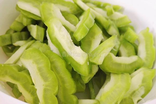 苦瓜炒鸡蛋的做法图解2