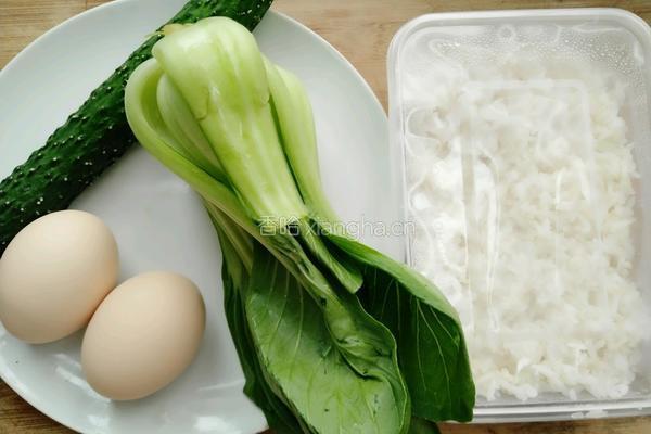 黄瓜青菜蛋炒饭的做法图解1