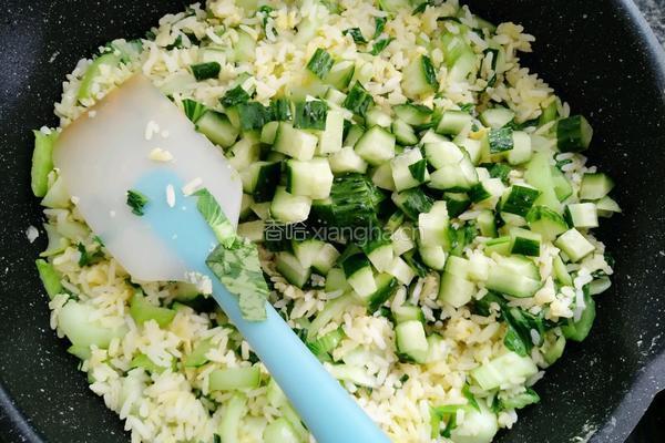 黄瓜青菜蛋炒饭的做法图解12