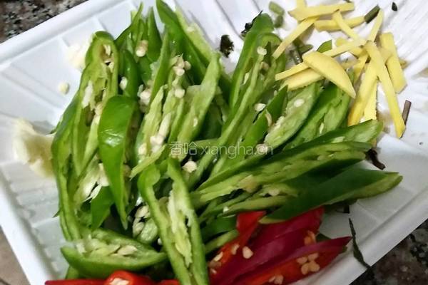 青豆角炒五花肉的做法图解1