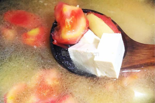 三文鱼骨豆腐汤的做法图解3