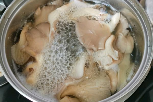 豆角炒平菇的做法图解2