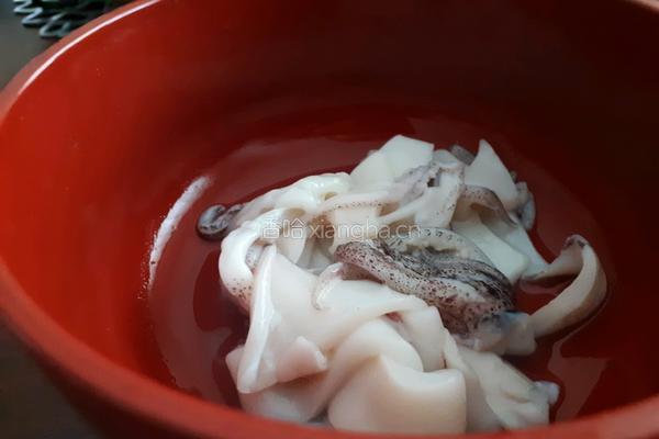 蒜香鱿鱼烧白菜的做法图解2