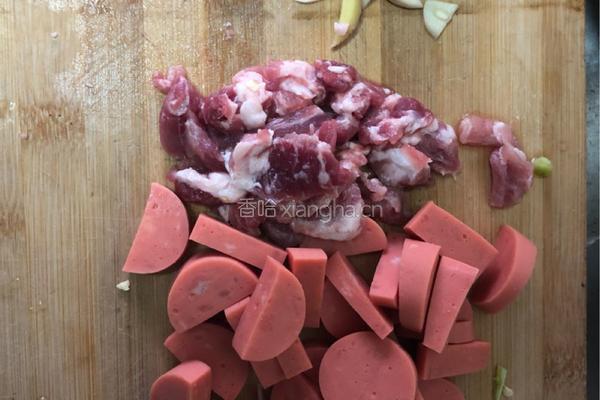 辣椒炒肉炒火腿肠的做法图解1