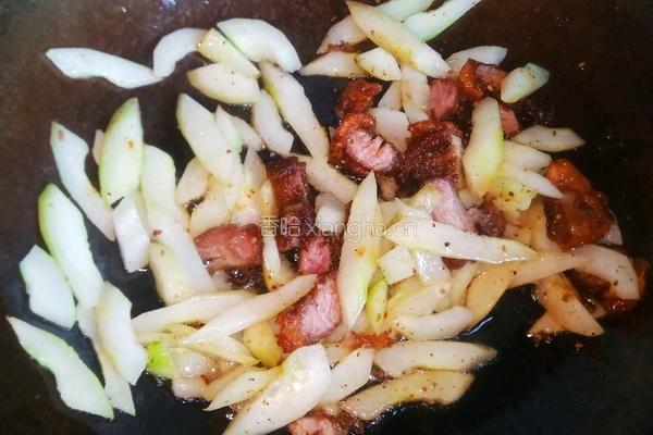 咸肉炒丝瓜的做法图解3