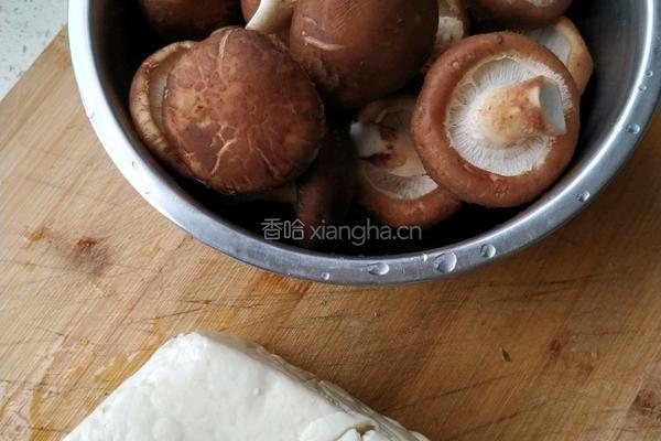 香菇炖豆腐的做法图解1