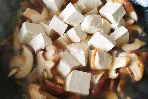 香菇炖豆腐的做法图解3