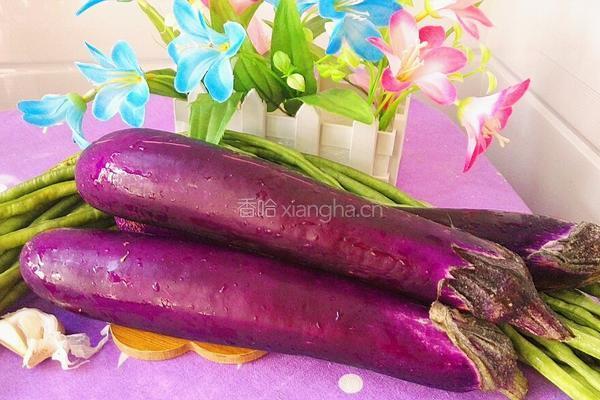 茄子炒豆角的做法图解1