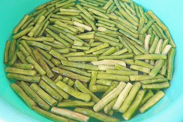 茄子炒豆角的做法图解2