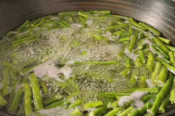 茄子炒豆角的做法图解6