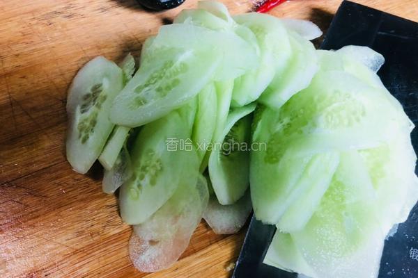 简单易学的黄瓜皮蛋汤的做法图解1