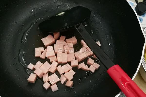 玉米青瓜炒香肠的做法图解2