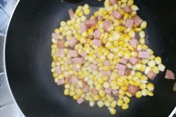 玉米青瓜炒香肠的做法图解3