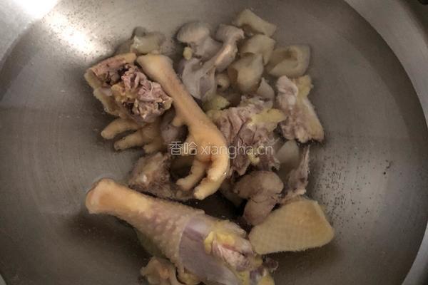 花胶红枣炖阉鸡的做法图解4