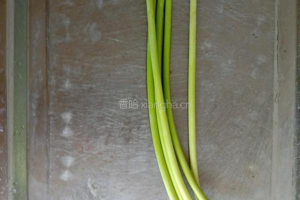 蒜苔莲藕炒肉的做法图解1