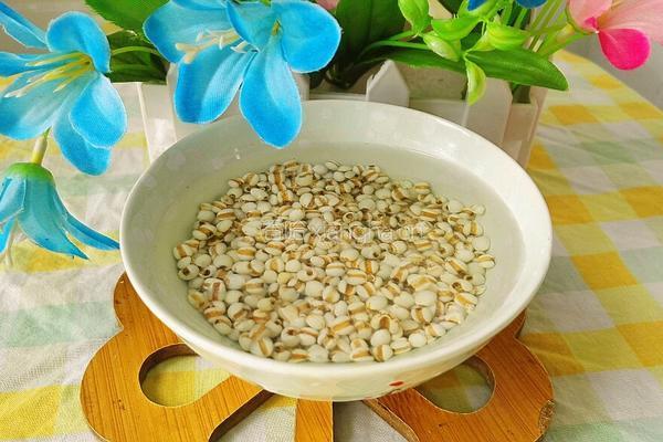 薏米红枣银耳汤的做法图解4