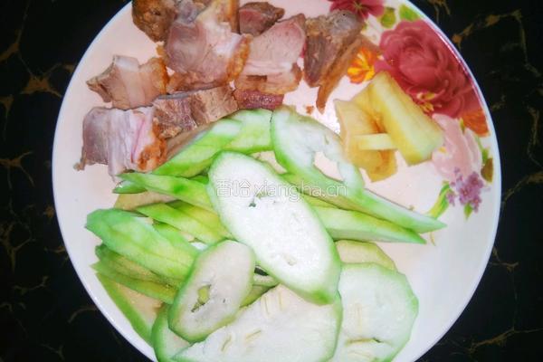 角瓜炒烧猪肉的做法图解1