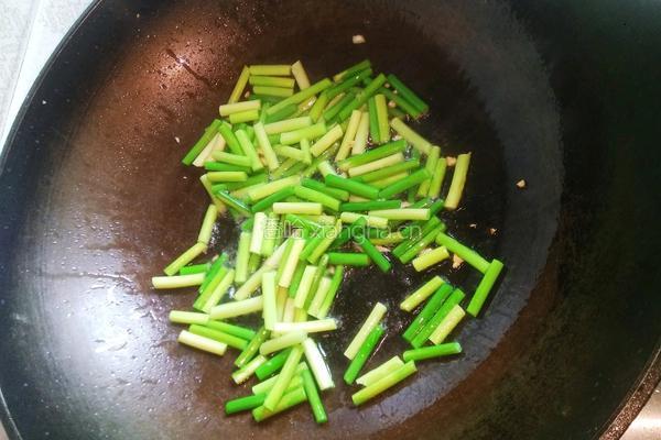 蒜薹炒烧猪肉的做法图解3