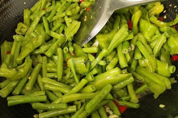 青椒炒豆角的做法图解12