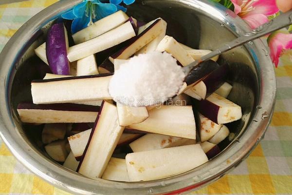 茄子炒胡萝卜的做法图解3