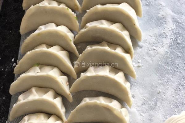 芹菜香菇猪肉粉丝饺子的做法图解4