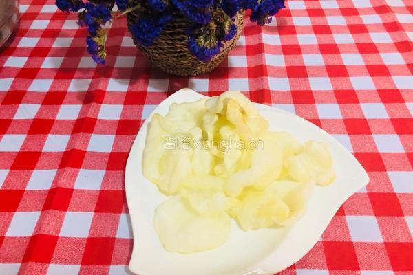 在家小零食油炸虾片的做法图解3