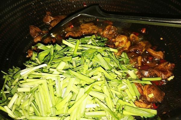 鸡肝鸡肾炒韭菜的做法图解9