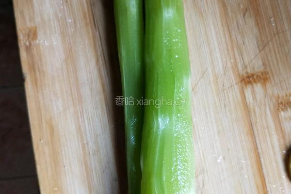 凉拌莴笋的做法图解1