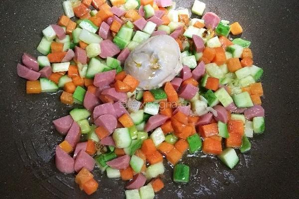 海鸭蛋蔬菜炒饭的做法图解1