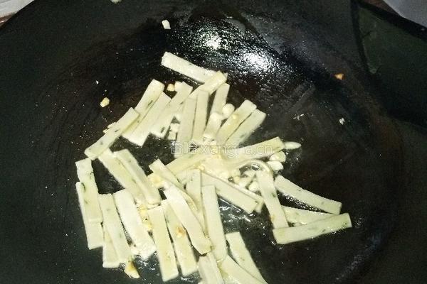 鱼饼炒青瓜的做法图解4