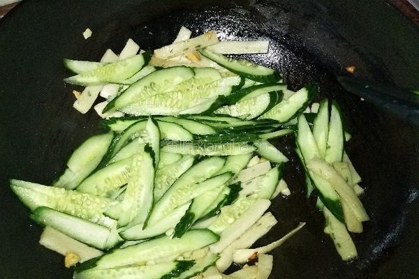 鱼饼炒青瓜的做法图解5