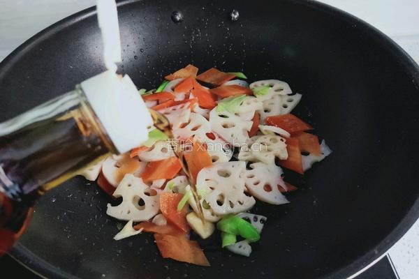 胡萝卜炒藕片的做法图解7