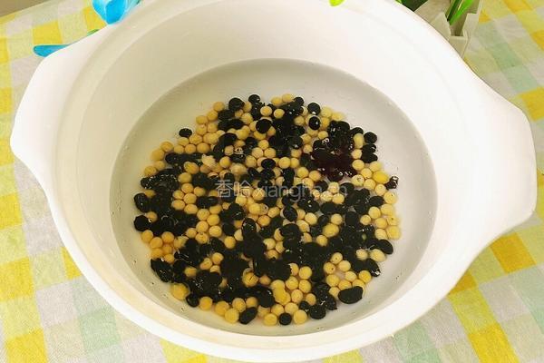 黑豆黄豆小米粥的做法图解2