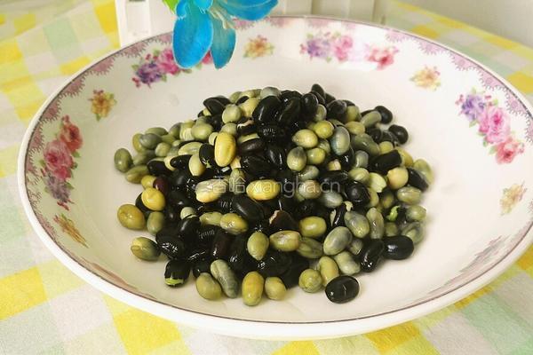 黑豆黄豆小米粥的做法图解3