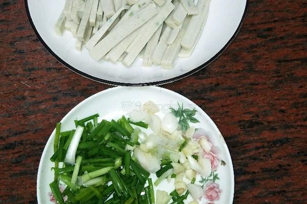 小葱炒鱼饼的做法图解3