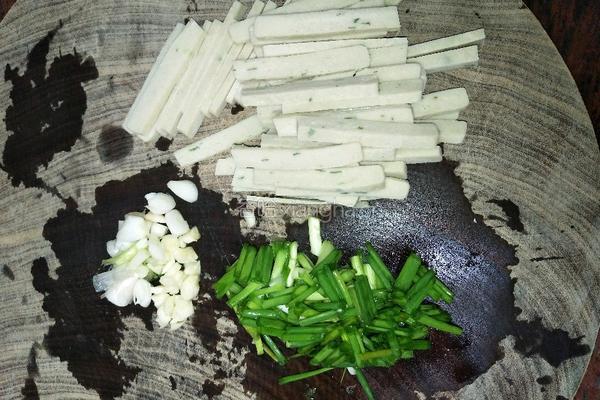 小葱炒鱼饼的做法图解2