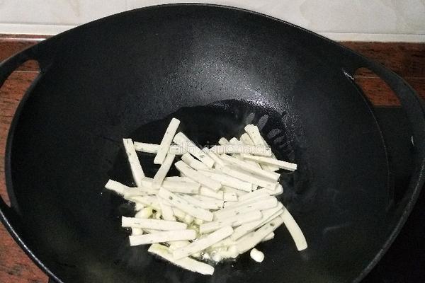 小葱炒鱼饼的做法图解6