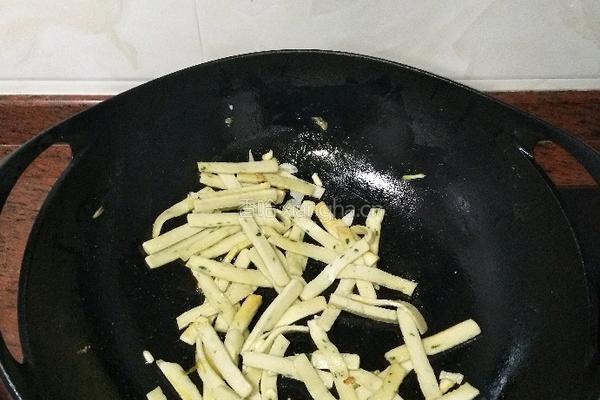 小葱炒鱼饼的做法图解9