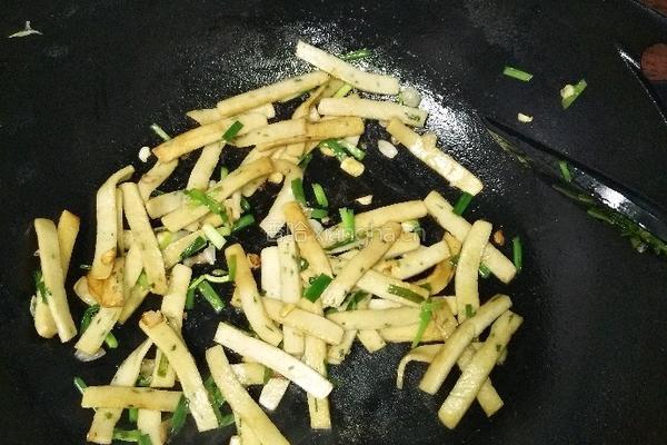 小葱炒鱼饼的做法图解13