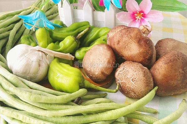 香菇炒豇豆的做法图解1