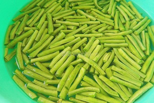 香菇炒豇豆的做法图解2