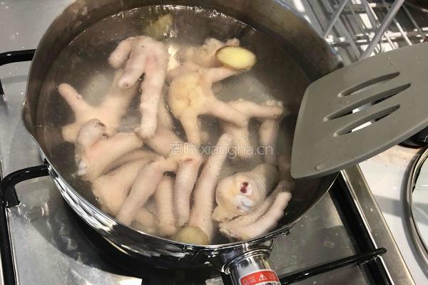 逆天好吃的㊙️制红烧鸡爪的做法图解2