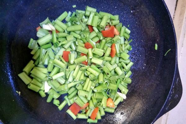 菜梗炒鸭肠的做法图解5